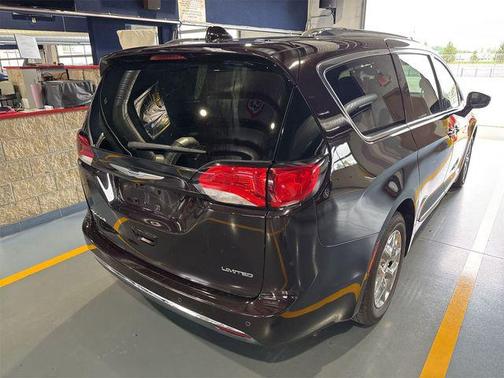 Dark Cordovan Pearlcoat 2017 Chrysler Pacifica Limited