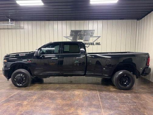 Diamond Black Crystal Pearlcoat 2025 RAM 3500 Big Horn Crew Cab 4x4 8' Box