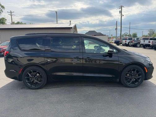 Brilliant Black Crystal Pearlcoat 2023 Chrysler Pacifica Touring L