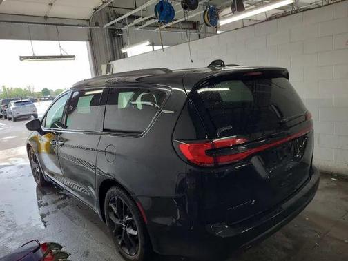 Brilliant Black Crystal Pearlcoat 2023 Chrysler Pacifica Touring L
