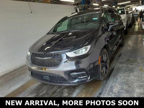 Brilliant Black Crystal Pearlcoat 2023 Chrysler Pacifica Touring L