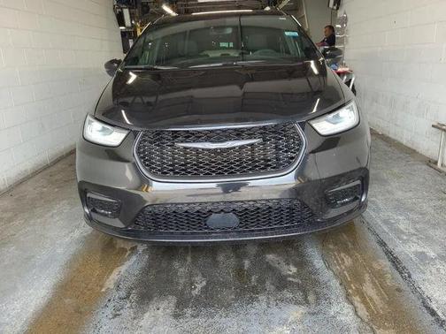 Brilliant Black Crystal Pearlcoat 2023 Chrysler Pacifica Touring L