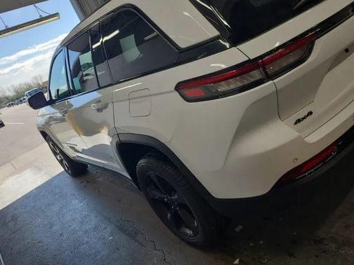 Bright White Clearcoat 2023 Jeep Grand Cherokee Limited
