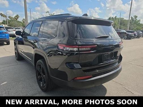 Diamond Black Crystal Pearlcoat 2023 Jeep Grand Cherokee L Altitude