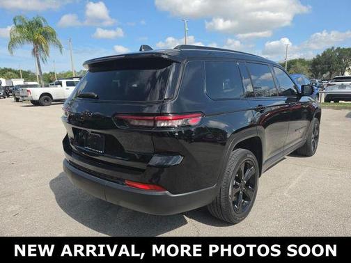 Diamond Black Crystal Pearlcoat 2023 Jeep Grand Cherokee L Altitude