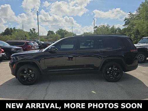 Diamond Black Crystal Pearlcoat 2023 Jeep Grand Cherokee L Altitude