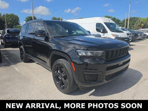 Diamond Black Crystal Pearlcoat 2023 Jeep Grand Cherokee L Altitude