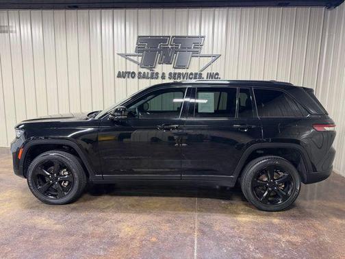 Diamond Black Crystal Pearlcoat 2023 Jeep Grand Cherokee Altitude
