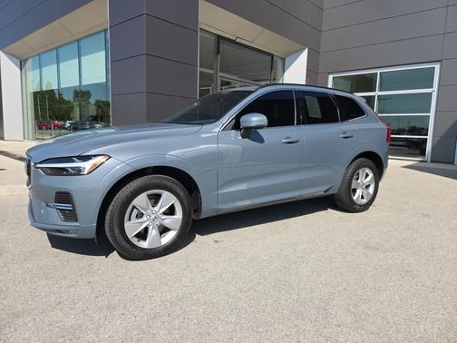 2022 Volvo XC60 B5 Momentum