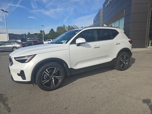2025 Volvo XC40 B5 Core