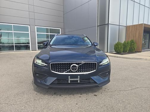 2024 Volvo V60 Cross Country B5 Plus