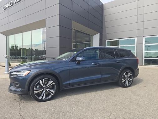 2024 Volvo V60 Cross Country B5 Plus