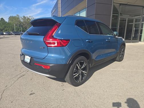 2025 Volvo XC40 B5 Core