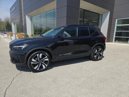 2025 Volvo XC40 B5 Plus Dark Theme