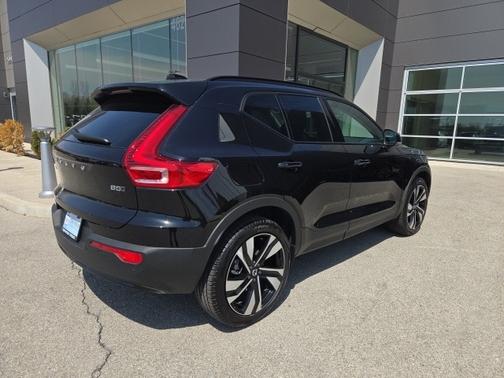 2025 Volvo XC40 B5 Plus Dark Theme