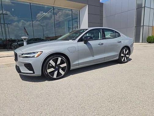 Gray Metallic 2024 Volvo S60 Recharge Plug-In Hybrid T8 Plus Dark Theme