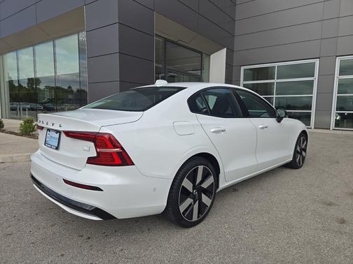 2024 Volvo S60 Recharge Plug-In Hybrid T8 Plus Dark Theme