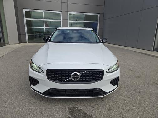 2024 Volvo S60 Recharge Plug-In Hybrid T8 Plus Dark Theme