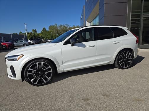 2024 Volvo XC60 B5 Ultimate Dark Theme