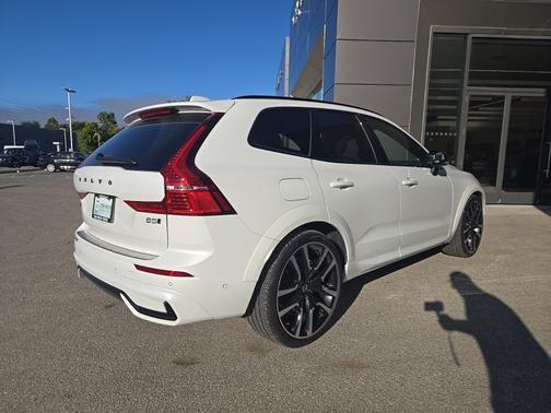2024 Volvo XC60 B5 Ultimate Dark Theme