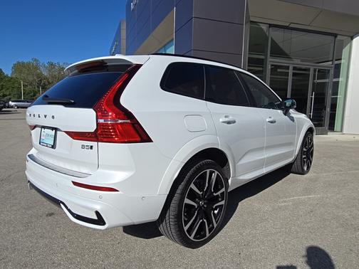 2024 Volvo XC60 B5 Ultimate Dark Theme
