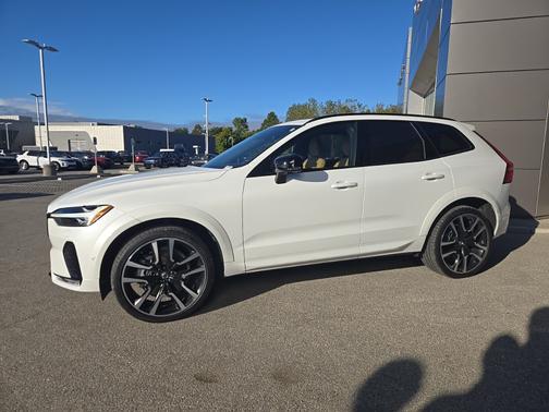 2024 Volvo XC60 B5 Ultimate Dark Theme
