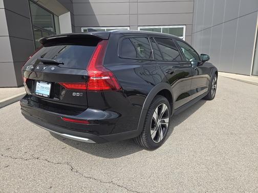 2024 Volvo V60 Cross Country B5 Plus