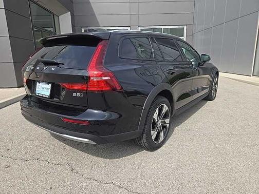 2024 Volvo V60 Cross Country Plus