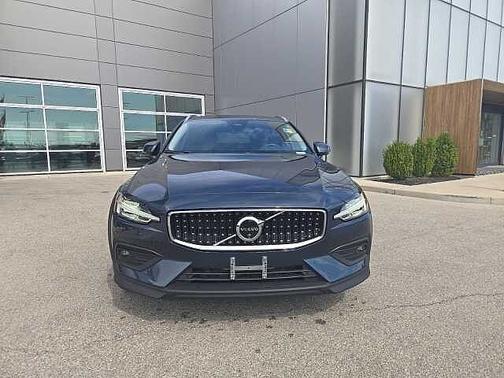 2024 Volvo V60 Cross Country Plus