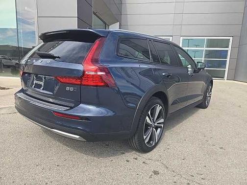 2024 Volvo V60 Cross Country Plus