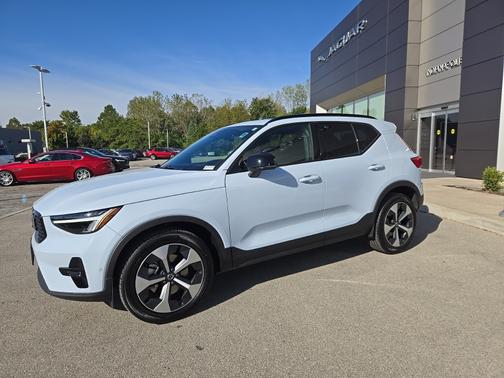 2025 Volvo XC40 B5 Plus Dark Theme