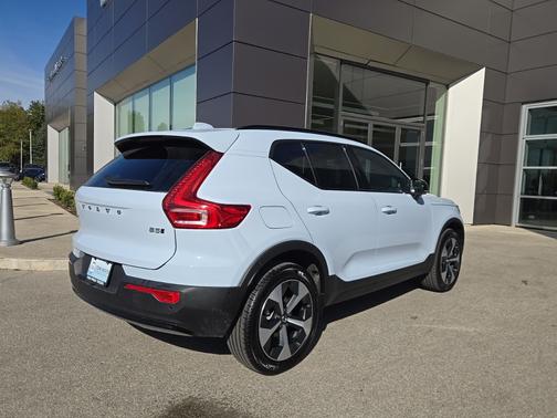 2025 Volvo XC40 B5 Plus Dark Theme