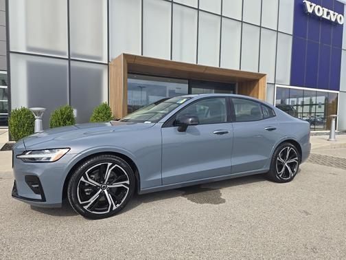 2024 Volvo S60 B5 Core Dark Theme