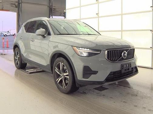 2025 Volvo XC40 Core