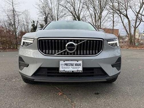 2025 Volvo XC40 Core