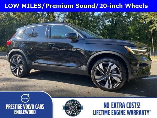 2025 Volvo XC40 B5 Plus Dark Theme