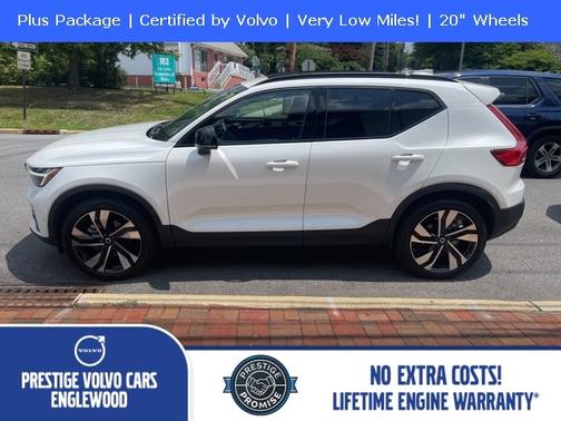 2023 Volvo XC40 B5 AWD Plus Dark