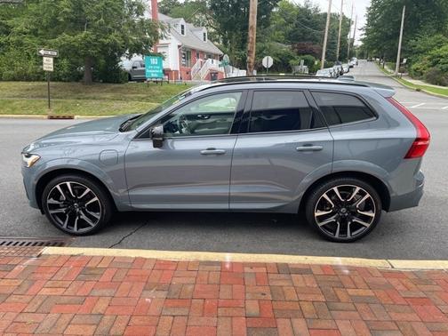 2023 Volvo XC60 Recharge Plug-In Hybrid Ultimate Dark