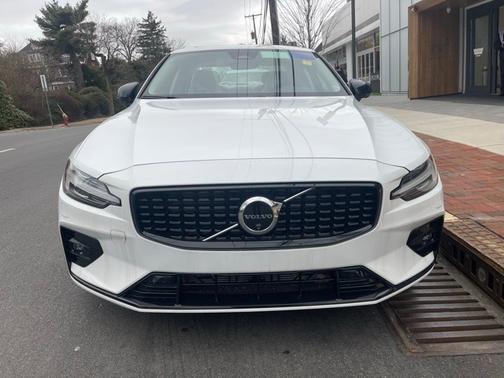 2024 Volvo S60 B5 Plus Dark