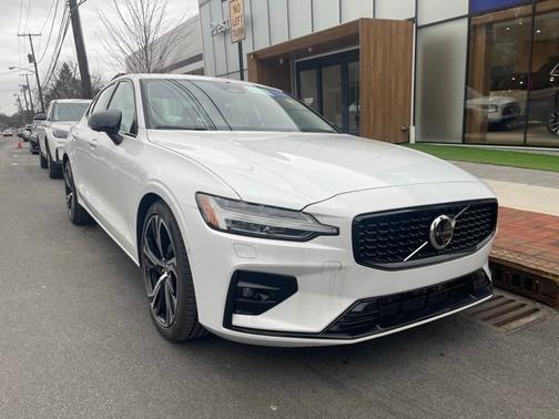 2024 Volvo S60 B5 Plus Dark
