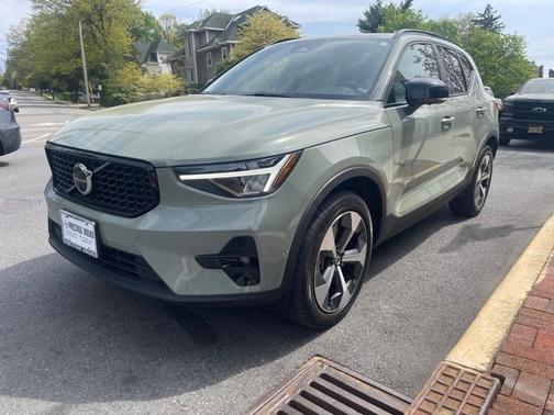 2023 Volvo XC40 B5 AWD Plus Dark