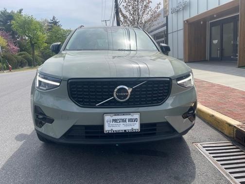 2023 Volvo XC40 B5 AWD Plus Dark