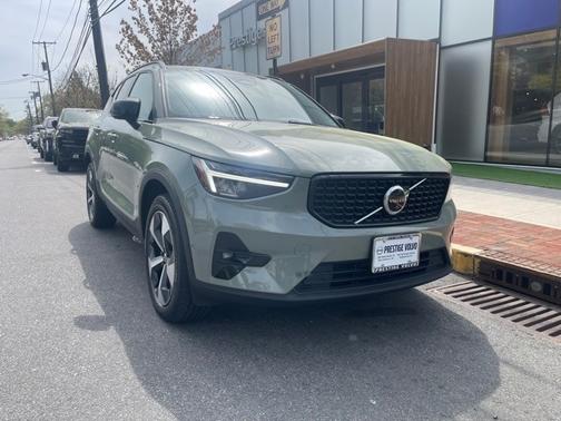 2023 Volvo XC40 B5 AWD Plus Dark