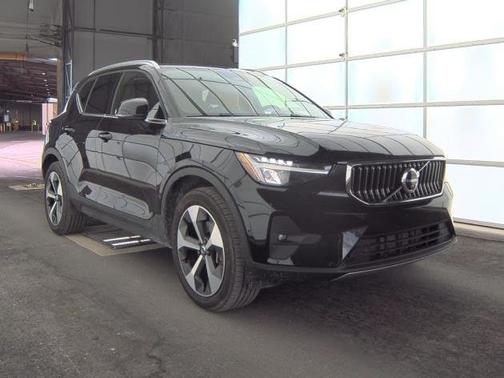 2025 Volvo XC40 B5 Plus Bright Theme