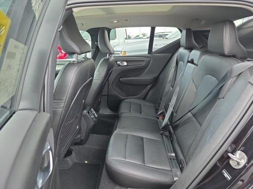 2025 Volvo XC40 B5 Plus Bright Theme
