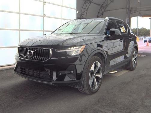2025 Volvo XC40 B5 Plus Bright Theme