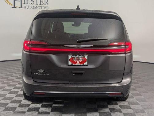 Granite Crystal Clearcoat Metallic 2023 Chrysler Pacifica Touring-L