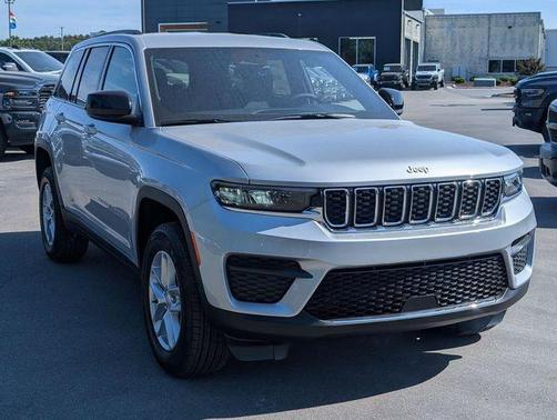 Silver Zynith 2026 Jeep Grand Cherokee Laredo