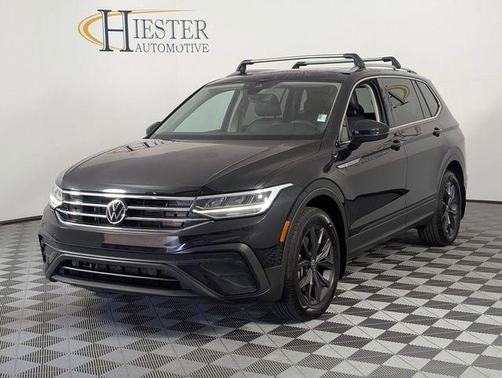 Deep Black Pearl Effect 2022 Volkswagen Tiguan 2.0T SE