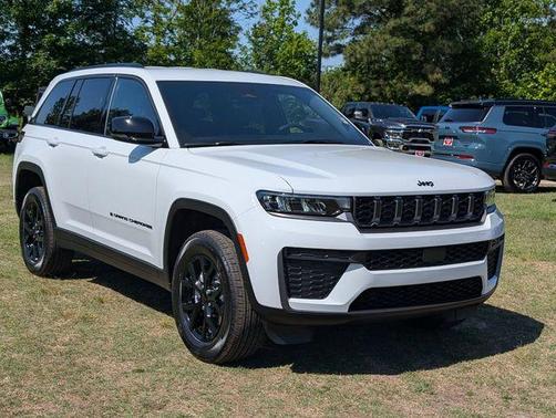 Bright White Clearcoat 2026 Jeep Grand Cherokee Laredo